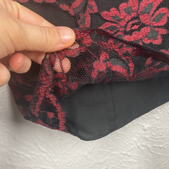 Gianni Petite Red & Black Lace Sleeveless Top Women's Size 8 - MADE IN U… - Picture 3 of 8